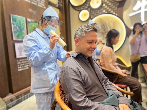   （外媒記者體驗(yàn)艾灸。中國(guó)經(jīng)濟(jì)周刊記者 郭志強(qiáng) 攝）