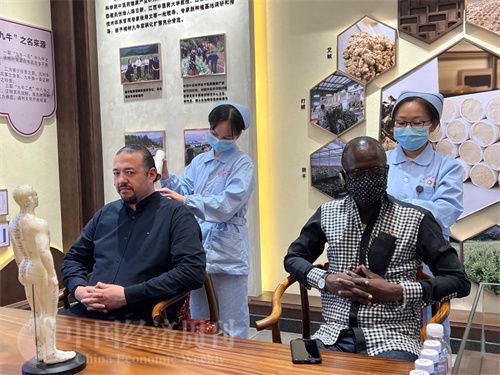   （外媒記者爭(zhēng)先恐后體驗(yàn)艾灸，直呼神奇。中國(guó)經(jīng)濟(jì)周刊記者 郭志強(qiáng) 攝）