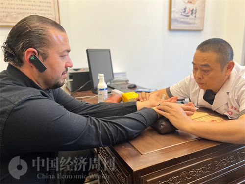   （外媒記者走進(jìn)中醫(yī)堂，問診中醫(yī)名師。中國(guó)經(jīng)濟(jì)周刊記者 郭志強(qiáng)攝）