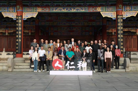 2023“一帶一路”媒體合作論壇聯(lián)合采訪團(tuán)參觀仁和集團(tuán)。（受訪者供圖）