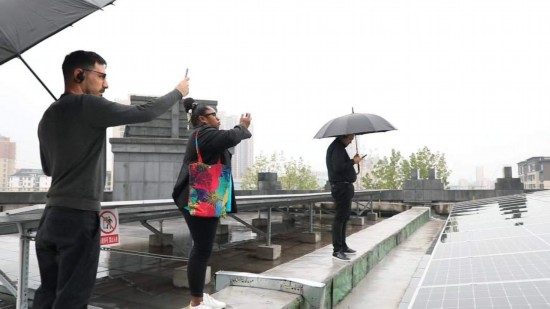   2023“一帶一路”媒體合作論壇聯(lián)合采訪團(tuán)參觀國(guó)家電投江西公司分宜電廠光伏矩陣。（本報(bào)記者 周歡攝）