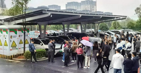   2023“一帶一路”媒體合作論壇聯(lián)合采訪團(tuán)參觀新余市分宜縣行政服務(wù)中心“光儲(chǔ)充放檢”項(xiàng)目。（受訪者供圖）