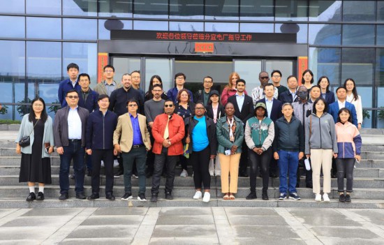   2023“一帶一路”媒體合作論壇聯(lián)合采訪團(tuán)參觀國(guó)家電投江西公司新余市綜合智慧零碳電廠。（受訪者供圖）