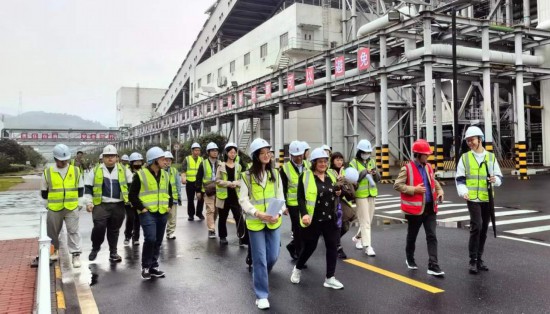   2023“一帶一路”媒體合作論壇聯(lián)合采訪團(tuán)走進(jìn)國(guó)家電投江西公司分宜電廠廠區(qū)。（本報(bào)記者 周歡攝）