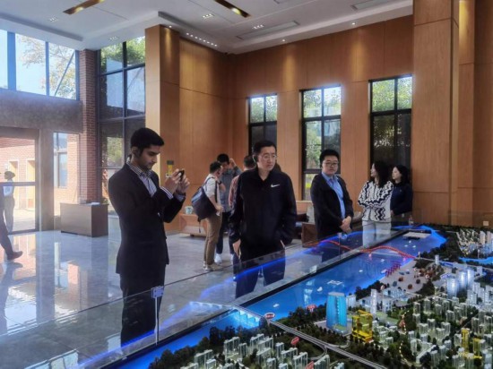 　　10月24日，2023“一帶一路”媒體合作論壇聯(lián)合采訪團團員在清水塘投資集團招商服務(wù)中心參觀。本報記者 常雯宜攝