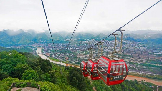 　　在纜車上俯瞰赤水河及茅臺(tái)鎮(zhèn)風(fēng)景。資料圖片