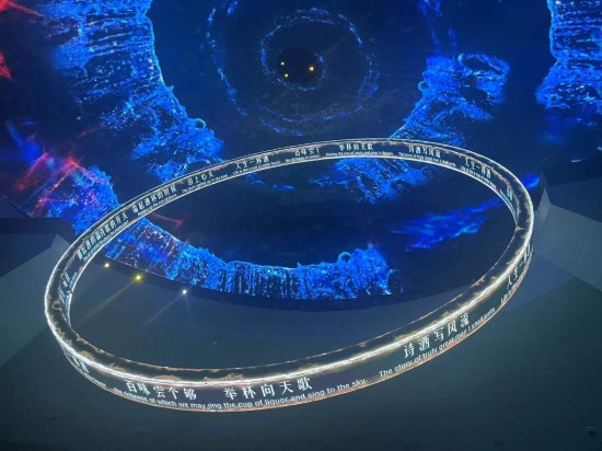 　　《天釀》演出中，屏幕上展示的歌詞。本報(bào)記者葉子攝