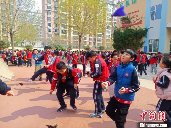 資料圖：小學(xué)生在大課間踢毽子。黃建 攝