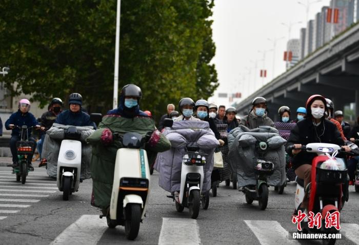 11月3日，河北石家莊迎降溫天氣，市民“捂”裝出行。 <a target='_blank' href='/'><p  align=