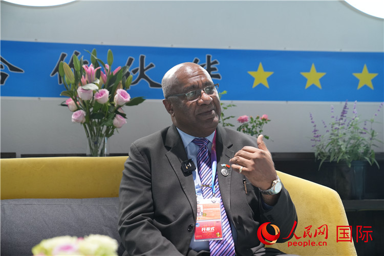 斐濟(jì)副總理兼貿(mào)易部長(zhǎng)卡米卡米加談參加進(jìn)博會(huì)感受。人民網(wǎng)記者 吳超嵐攝