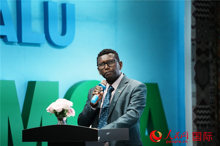 所羅門(mén)群島總理代表吉姆森·菲奧·塔南噶達(dá)發(fā)表致辭。人民網(wǎng) 彭昱凱攝