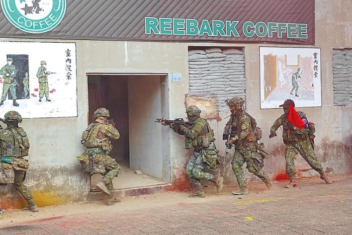 圖為2022年臺陸軍步訓(xùn)部學(xué)員模擬城鎮(zhèn)戰(zhàn)。圖片來源：臺灣《中國時報》。