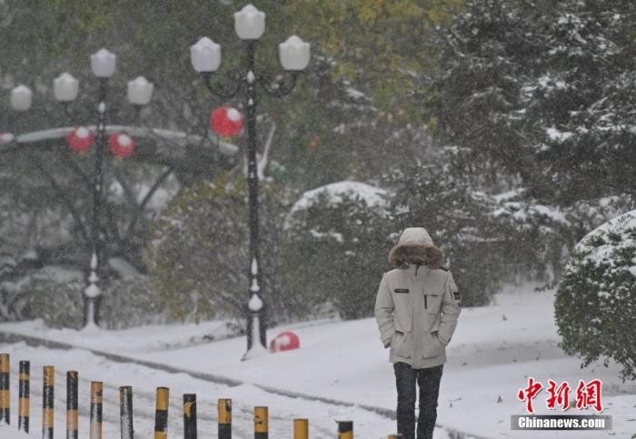 圖為市民在雪中出行。 <a target='_blank' href='/' ><p  align=