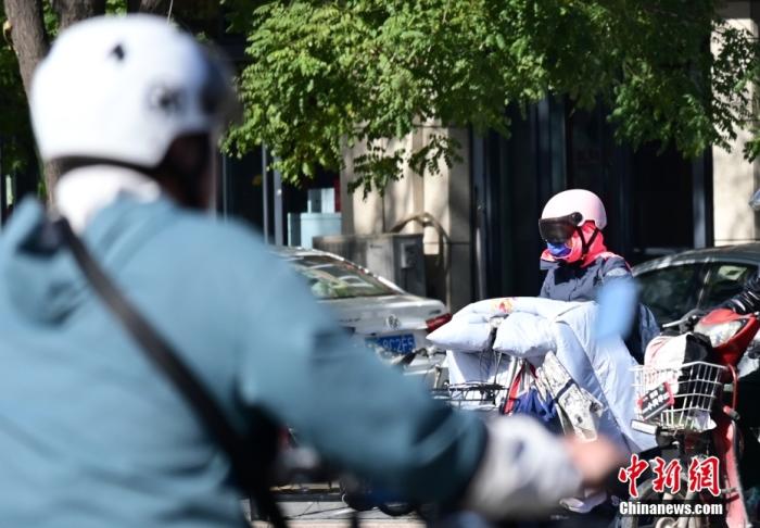 石家莊街頭，市民紛紛穿上厚厚的外套“捂”裝前行。 <a target='_blank' href='/'><p  align=