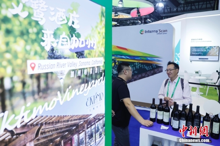 11月6日，參觀者與展臺(tái)工作人員交流。當(dāng)日，第六屆中國(guó)國(guó)際進(jìn)口博覽會(huì)在國(guó)家會(huì)展中心(上海)舉行。據(jù)上海美國(guó)商會(huì)官網(wǎng)消息，為進(jìn)一步加強(qiáng)中美經(jīng)貿(mào)聯(lián)系，上海美國(guó)商會(huì)與美國(guó)農(nóng)業(yè)部合作參展2023年第六屆中國(guó)國(guó)際進(jìn)口博覽會(huì)。今年是美國(guó)政府首次設(shè)立官方展館。<a target='_blank' href='/'><p  align=