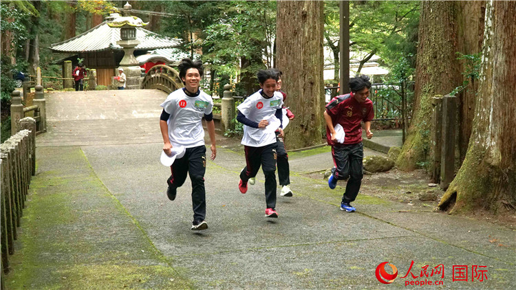 中日青少年在百年古剎里奔跑，揮灑青春的汗水。人民網(wǎng) 蔣曉辰攝