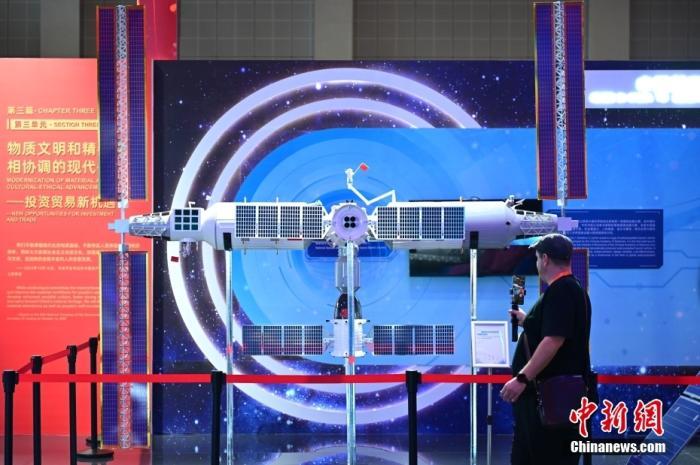 11月5日，觀眾在進博會中國館參觀拍攝中國空間站模型。<a target='_blank' href='/'><p  align=