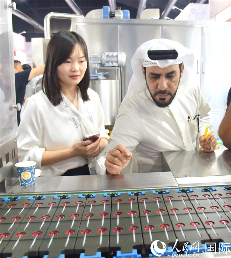 阿方展商在查看中企產(chǎn)品。人民網(wǎng)塔里克·易卜拉欣攝