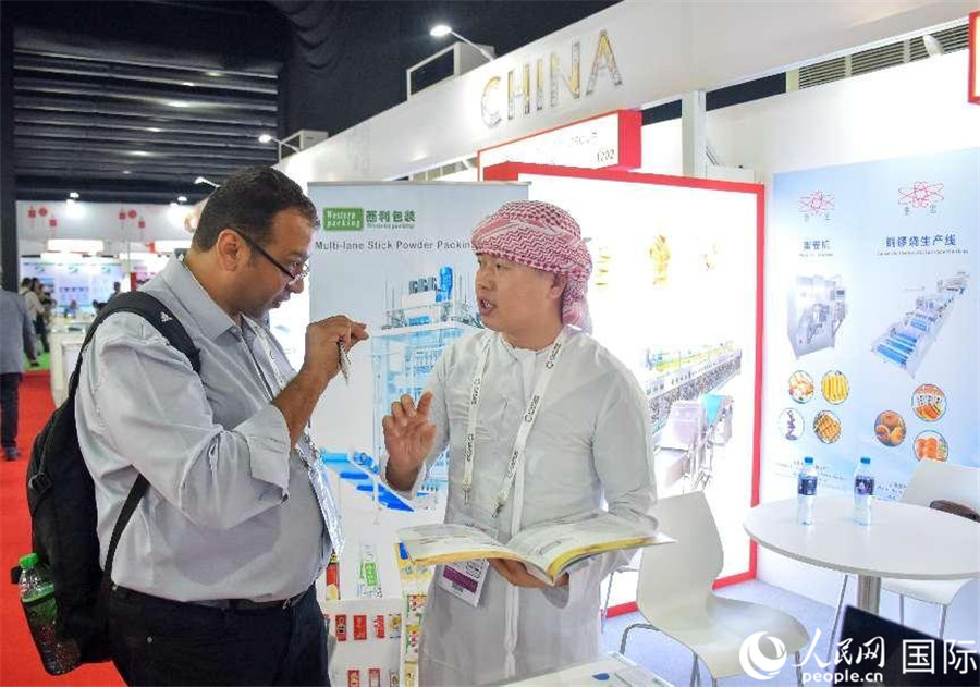 中外展商交流。 人民網(wǎng)塔里克·易卜拉欣攝