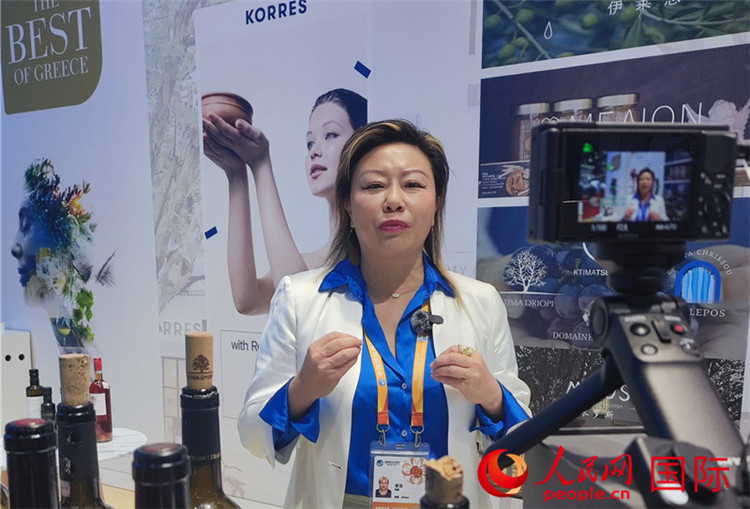 希華集團(tuán)聯(lián)合創(chuàng)始人兼總裁索菲亞女士接受采訪。人民網(wǎng) 殷韜攝