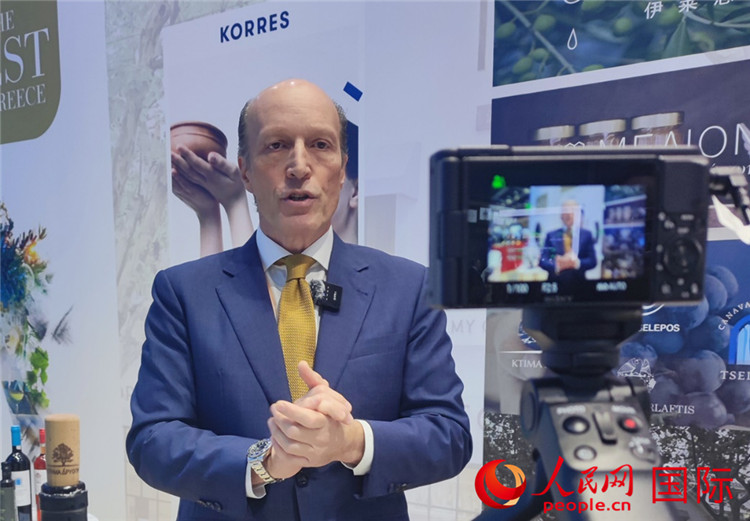 希華集團(tuán)創(chuàng)始人兼首席執(zhí)行官甘德密先生接受采訪。人民網(wǎng) 殷韜攝