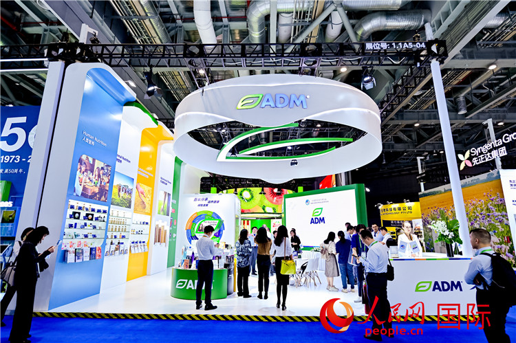 美國(guó)農(nóng)產(chǎn)品加工和貿(mào)易企業(yè)ADM在進(jìn)博會(huì)的展臺(tái)。人民網(wǎng)記者 趙益普攝