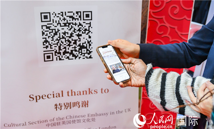 觀眾掃碼《我們的中國(guó)故事》系列視頻。人民網(wǎng) 郭錦標(biāo)攝