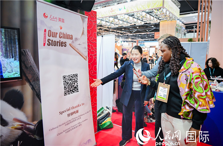 觀眾掃碼《我們的中國(guó)故事》系列視頻。人民網(wǎng) 郭錦標(biāo)攝