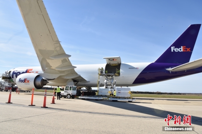 當(dāng)?shù)貢r間11月8日，美國華盛頓史密森學(xué)會國家動物園的大熊貓“美香”“添添”和它們的幼崽“小奇跡”乘坐的專機從華盛頓杜勒斯國際機場起飛前往中國成都。圖為裝有大熊貓的特制“旅行箱”正在運上專機。<a target='_blank' href='/'><p  align=