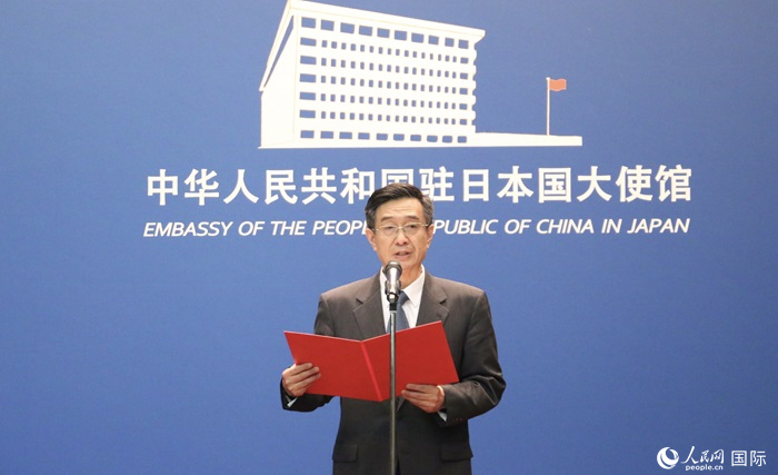 中國駐日本大使館教育處公使銜參贊杜柯偉宣讀獲獎(jiǎng)人員名單。人民網(wǎng) 許可攝