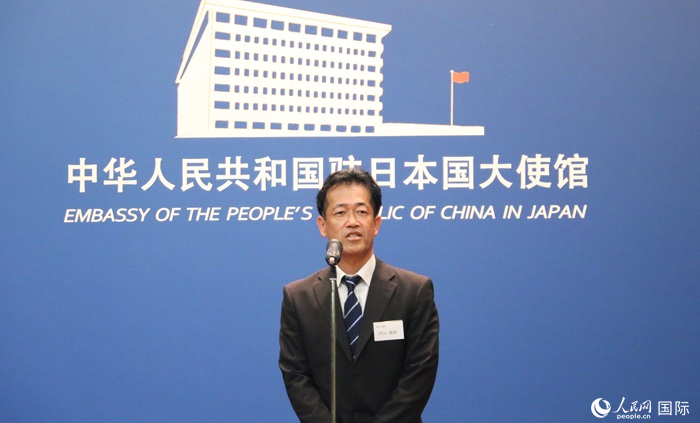 導(dǎo)師代表、東京大學(xué)教授內(nèi)山真伸發(fā)表致辭。人民網(wǎng) 許可攝