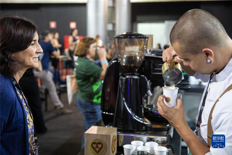 11月9日，咖啡師在巴西貝洛奧里藏特舉行的咖啡周上為參觀者制作咖啡。新華社記者 王天聰 攝