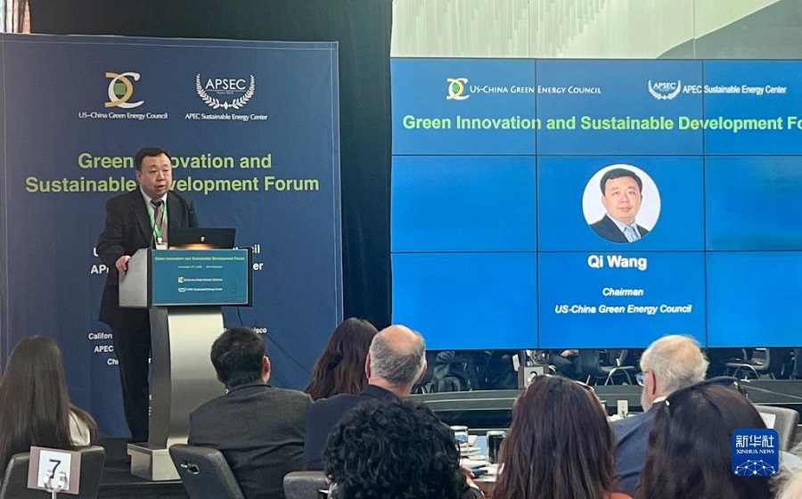 11月13日，美中綠色能源促進(jìn)會會長王麒在舊金山舉行的“綠色創(chuàng)新與可持續(xù)發(fā)展論壇”上發(fā)言。新華社記者 譚晶晶 攝