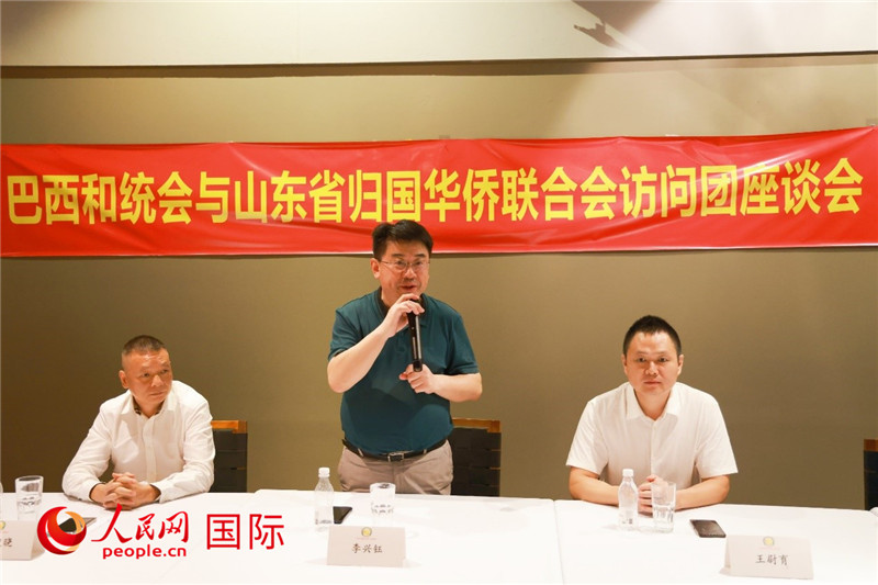 中國僑聯(lián)副主席、山東省僑聯(lián)主席李興鈺（中）在座談會上致辭。人民網(wǎng)記者 陳海琪攝