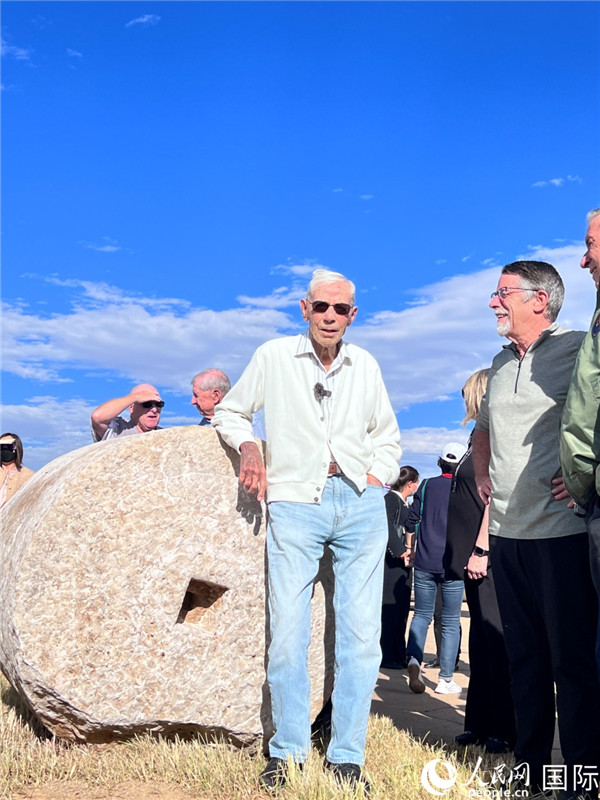 103歲的飛虎隊(duì)老兵哈里·莫耶在云南昆明呈貢機(jī)場舊址的石碾前留影。人民網(wǎng) 趙瞳攝