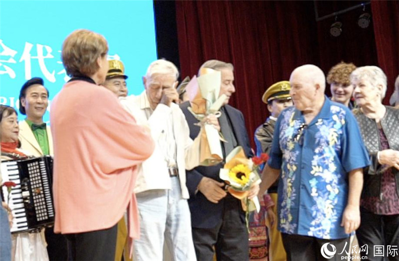 哈里·莫耶和代表團(tuán)其他成員訪問昆明外國語學(xué)校，觀看講述飛虎隊(duì)開辟駝峰航線故事的音樂劇《翠堤長虹》，并與學(xué)校師生合唱《友誼地久天長》。人民網(wǎng) 趙瞳攝