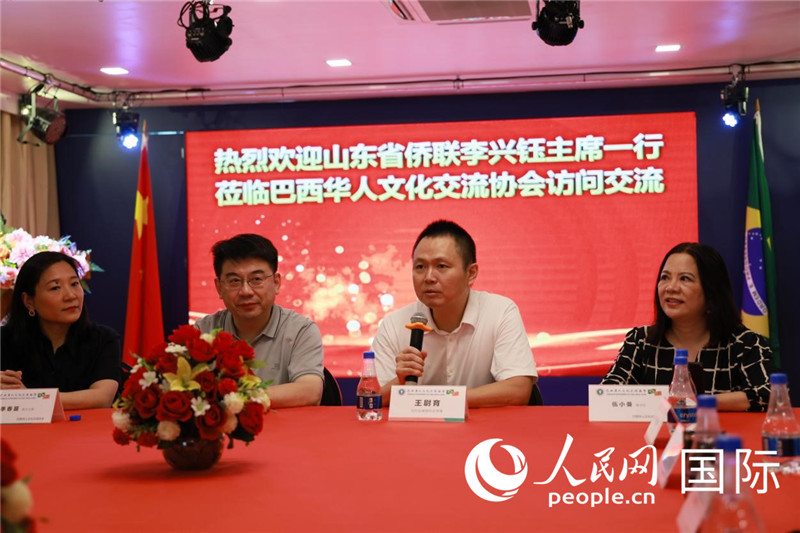 中國駐里約熱內(nèi)盧副總領(lǐng)事王尉育（右二）發(fā)表致辭。人民網(wǎng)記者宋亦然攝