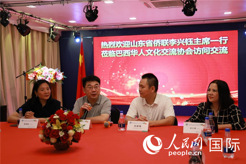 山東省僑聯(lián)主席李興鈺（左二）和與會(huì)僑領(lǐng)座談。人民網(wǎng)記者宋亦然攝