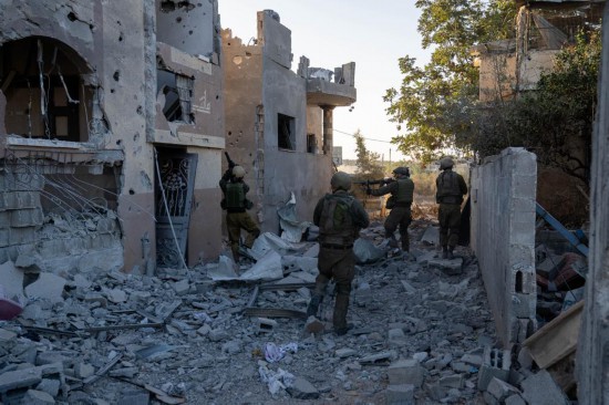 這張以色列國防軍11月12日發(fā)布的照片顯示，以軍地面部隊(duì)在加沙地帶北部開展軍事行動。新華社發(fā)