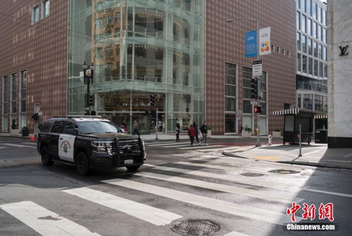 當?shù)貢r間11月13日，美國加州舊金山聯(lián)合廣場周邊剛剛被沖洗過的街道較往常更為整潔。<a target='_blank' href='/'><p  align=