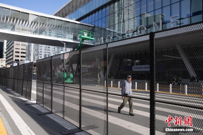 當(dāng)?shù)貢r(shí)間11月10日，一名行人從美國(guó)舊金山莫斯康中心周?chē)慕饘賴鷻谂越?jīng)過(guò)。隨著亞太經(jīng)合組織(APEC)第三十次領(lǐng)導(dǎo)人非正式會(huì)議臨近，作為會(huì)議場(chǎng)地的莫斯康中心附近出現(xiàn)金屬圍欄，執(zhí)勤警察也大幅增加。<a target='_blank' href='/'><p  align=