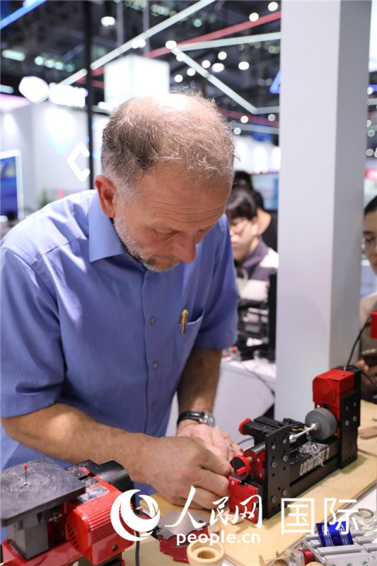 第25屆中國國際高新技術成果交易會15日在深圳開幕，圖為展商現(xiàn)場演示精密加工工具。人民網(wǎng)記者 魯揚攝