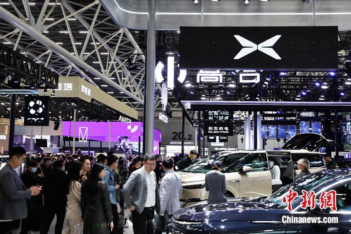 11月17日，廣州車展展館人流如織。中新財經(jīng)記者 葛成 攝