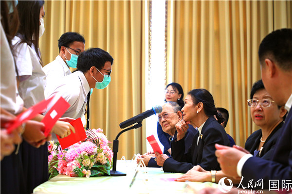 圖為獎助學(xué)金頒發(fā)現(xiàn)場。人民網(wǎng)記者 白元琪攝