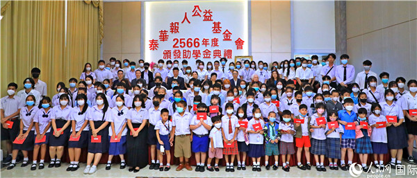 圖為出席嘉賓和現(xiàn)場獲獎學(xué)生合影留念。人民網(wǎng)記者 白元琪攝