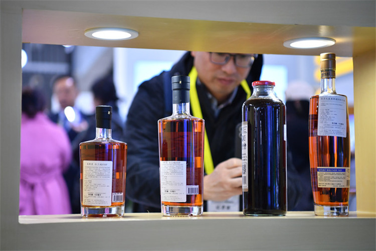 11月16日，觀眾在第七屆絲博會上參觀阿塞拜疆展位上的酒水產(chǎn)品。新華社記者 邵瑞 攝