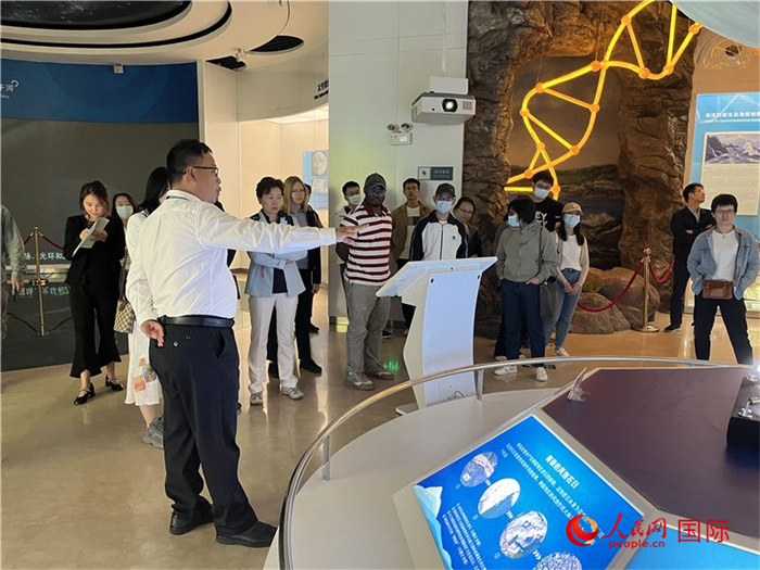中外記者在深圳大鵬半島國家地質公園博物館參觀。人民網(wǎng)記者 陳思攝