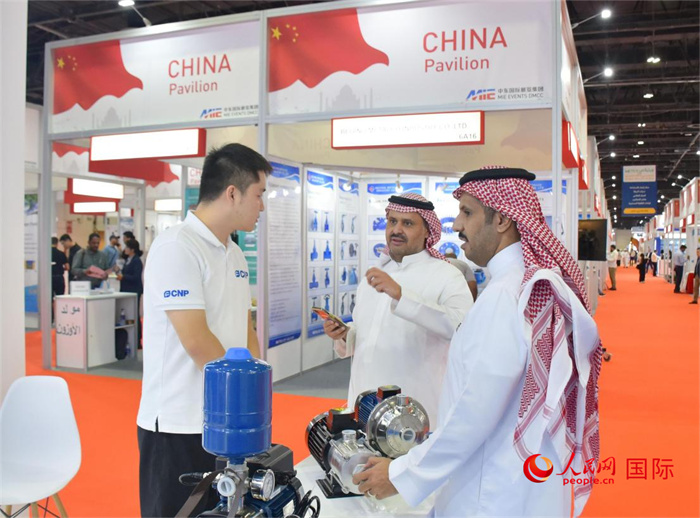 中企代表與外方嘉賓交流。人民網(wǎng) 塔里克·易卜拉欣攝