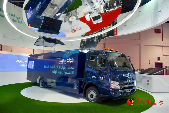 阿聯(lián)酋國(guó)家石油公司發(fā)布的電動(dòng)運(yùn)油卡車。該卡車用光伏板和電池驅(qū)動(dòng)，但主要目的是輸送汽油。   人民網(wǎng) 塔里克·易卜拉欣攝