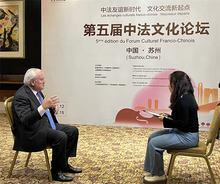 法國(guó)前總理、法國(guó)展望與創(chuàng)新基金會(huì)主席讓-皮埃爾·拉法蘭接受人民網(wǎng)的采訪。（國(guó)際在線供圖）
